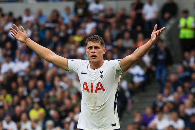 Tottenham Hotspur v Newcastle United, Premier League Tottenham Hotspur Defender Micky van de Ven (37) gestures to Match Referee Peter Bankes during the Premier League match between Tottenham Hotspur and Newcastle United at Tottenham Hotspur Stadium, London, UK on 29 August 2026. London Tottenham Hotspur Stadium London UK Editorial use only DataCo restrictions apply See www.football-dataco.com , Copyright: xChrisxFoxwellx PSI-24771-0083