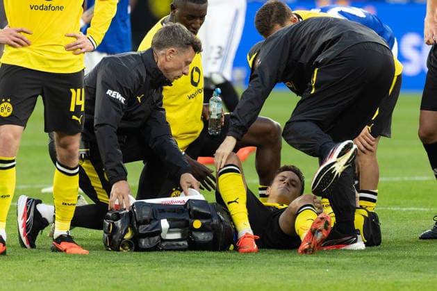Dortmund, Germany, 29.08.26, Giannis Konstantelias (Borussia Dortmund) wird mrd. behandelt waehrend des Spiels der 1. Bundesliga zwischen Borussia Dortmund - Hamburger SV im Signal Iduna Park in Dortmund. (Photo by Joachim Bywaletz) DFB DFL REGULATIONS PROHIBIT ANY USE OF PHOTOGRAPHS AS IMAGE SEQUENCES AND OR QUASI-VIDEO. *** Dortmund, Germany, August 29, 2026, Giannis Konstantelias of Borussia Dortmund is treated during the Bundesliga 1 match between Borussia Dortmund and Hamburger SV at Signal Iduna Park in Dortmund. Photo by Joachim Bywaletz. DFB and DFL regulations prohibit any use of photographs as image sequences and or quasi-video content.EO Copyright: JoachimxBywaletz xJB-Sportfoto