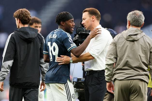 Anthony Elanga of Newcastle United speaks with Matthias Jaissle, Manager of Newcastle United after the match Tottenham Hotspur v Newcastle United, Premier League, Football, Tottenham Hotspur Stadium, London, UK, 29 08 2026, England - 29 Aug 2026London Tottenham Hotspur Stadium England United Kingdom EDITORIAL USE ONLY No use with unauthorised audio, video, data, fixture lists, club league logos or live services. Online in-match use limited to 120 images, no video emulation. No use in betting, games or single club league player publications.  Copyright: xHanc WiredxPhotos Shutterstockx 17124807bt