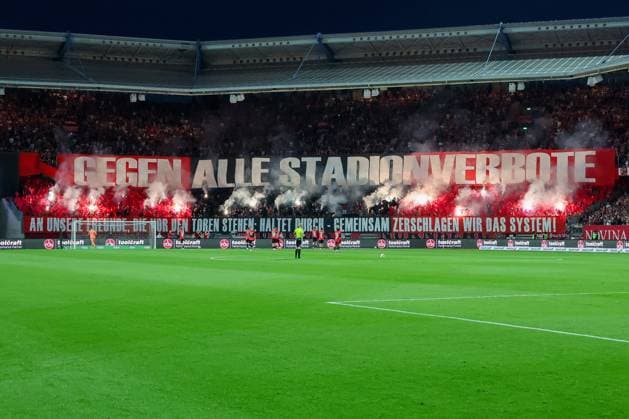 Protestplakat der Nuernberger Fans gegen Stadionverbote, Choreo Choreografie Choreography, Pyrotechnik, 1. FC Nuernberg vs. DSC Arminia Bielefeld, Fussball, Maenner, 2. Bundesliga, Saison 2026 2027, Hinrunde, 3. Spieltag, 29.08.2026 DFB regulations prohibit any use of photographs as image sequences and or quasi-video Nuernberg Bayern Deutschland *** Protest sign by Nuremberg fans against stadium bans, choreographed display, pyrotechnics, 1. FC Nuremberg vs. DSC Arminia Bielefeld, soccer, men s, 2. Bundesliga, 2026–2027 season, First Half of the Season, Matchday 3, August 29, 2026. DFB regulations prohibit any use of photographs as image sequences and or quasi-video. Nuremberg, Bavaria, Germany Copyright: xkolbert-press MartinxAgüerax