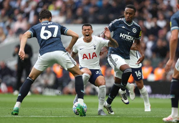 Tottenham v Newcastle 29 August 2026, London - Premier League Football - Tottenham Hotspur v Newcastle United - Pedro Porro of Tottenham Hotspur goes down under pressure from Lewis Miley and Joe Willock of Newcastle United - Photo: Charlotte Wilson Offside. London UK Copyright: xCharlottexWilsonx xOffsidexOffside