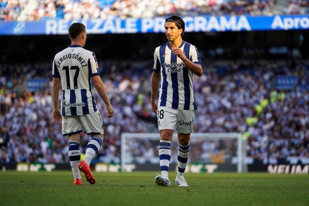 Carlos Soler of Real Sociedad seen in action during the La Liga EA Sports football match between Real Sociedad and RCD Espanyol de Barcelona at Estadio Anoeta on August 29, 2026 in San Sebastian, Spain. (Mickael Ducint Ball Raw Images) San Sebastian Estadio Anoeta Spain Copyright: xMickaelxDucintx mickaelducint_RealSociedad_Espanyol378