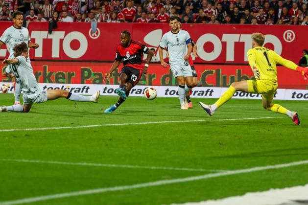 Mohamed Ali Zoma 23 (1FC Nuernberg) erzielt das 1:0, laesst Jonas Kerksen 1 (DSC Arminia Bielefeld) keine Chance, 1. FC Nuernberg vs. DSC Arminia Bielefeld, Fussball, Maenner, 2. Bundesliga, Saison 2026 2027, Hinrunde, 3. Spieltag, 29.08.2026 DFB regulations prohibit any use of photographs as image sequences and or quasi-video Nuernberg Bayern Deutschland *** Mohamed Ali Zoma, 23, of 1. FC Nuremberg scores the 1-0 goal, leaving Jonas Kerksen of DSC Arminia Bielefeld with no chance; 1. FC Nuremberg vs. DSC Arminia Bielefeld, Soccer, Men, 2. Bundesliga, 2026–2027 season, first half of the season, Matchday 3, August 29, 2026. DFB regulations prohibit any use of photographs as image sequences and or quasi-video. Nuremberg, Bavaria, Germany Copyright: xkolbert-press MartinxAgüerax