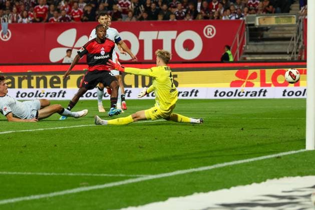 Mohamed Ali Zoma 23 (1FC Nuernberg) erzielt das 1:0, laesst Jonas Kerksen 1 (DSC Arminia Bielefeld) keine Chance, 1. FC Nuernberg vs. DSC Arminia Bielefeld, Fussball, Maenner, 2. Bundesliga, Saison 2026 2027, Hinrunde, 3. Spieltag, 29.08.2026 DFB regulations prohibit any use of photographs as image sequences and or quasi-video Nuernberg Bayern Deutschland *** Mohamed Ali Zoma, 23, of 1. FC Nuremberg scores the 1-0 goal, leaving Jonas Kerksen of DSC Arminia Bielefeld with no chance; 1. FC Nuremberg vs. DSC Arminia Bielefeld, Soccer, Men, 2. Bundesliga, 2026–2027 season, first half of the season, Matchday 3, August 29, 2026. DFB regulations prohibit any use of photographs as image sequences and or quasi-video. Nuremberg, Bavaria, Germany Copyright: xkolbert-press MartinxAgüerax