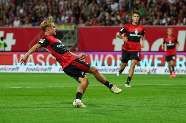 Tim Janisch 32 (1FC Nuernberg) erzielt das 2:0, Schuss, Aktion, 1. FC Nuernberg vs. DSC Arminia Bielefeld, Fussball, Maenner, 2. Bundesliga, Saison 2026 2027, Hinrunde, 3. Spieltag, 29.08.2026 DFB regulations prohibit any use of photographs as image sequences and or quasi-video Nuernberg Bayern Deutschland *** Tim Janisch, 32, of 1. FC Nuremberg scores the 2-0 goal; shot, action; 1. FC Nuremberg vs. DSC Arminia Bielefeld; soccer; men s; 2. Bundesliga; 2026–2027 season, First half of the season, Matchday 3, August 29, 2026. DFB regulations prohibit any use of photographs as image sequences and or quasi-video. Nuremberg, Bavaria, Germany Copyright: xkolbert-press MartinxAgüerax