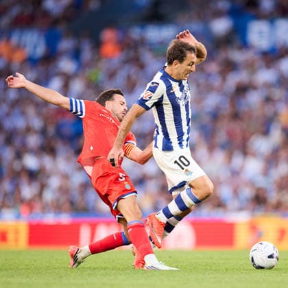 August 29, 2026, San Sebastian, Guipuzcoa, Spain: Edu Exposito of RCD Espanyol competes for the ball with Mikel Oyarzabal of Real Sociedad during the LaLiga EA Sports match between Real Sociedad and RCD Espanyol at Anoeta on August 29, 2026, in San Sebastian, Spain. Real Sociedad V RCD Espanyol De Barcelona - La Liga EA Sports  - ZUMAa181 20260829_zaa_a181_132 Copyright: xRicardoxLarreinax