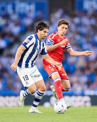 August 29, 2026, San Sebastian, Guipuzcoa, Spain: Carlos Soler of Real Sociedad competes for the ball with Alex Calatrava of RCD Espanyol during the LaLiga EA Sports match between Real Sociedad and RCD Espanyol at Anoeta on August 29, 2026, in San Sebastian, Spain. San Sebastian Spain - ZUMAa181 20260829_zaa_a181_136 Copyright: xRicardoxLarreinax