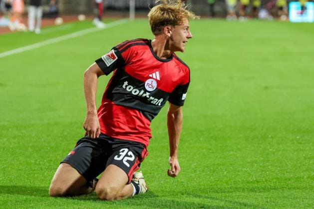 Tim Janisch 32 (1FC Nuernberg) jubelt nach seinem Tor zum 2:0, Freude, Emption, Jubel, 1. FC Nuernberg vs. DSC Arminia Bielefeld, Fussball, Maenner, 2. Bundesliga, Saison 2026 2027, Hinrunde, 3. Spieltag, 29.08.2026 DFB regulations prohibit any use of photographs as image sequences and or quasi-video Nuernberg Bayern Deutschland *** Tim Janisch, 32, of 1. FC Nuremberg celebrates after scoring his goal to make it 2–0—joy, emotion, jubilation—1. FC Nuremberg vs. DSC Arminia Bielefeld, soccer, men’s, 2. Bundesliga, 2026–2027 season, First half of the season, Matchday 3, August 29, 2026. DFB regulations prohibit any use of photographs as image sequences and or quasi-video. Nuremberg, Bavaria, Germany Copyright: xkolbert-press MartinxAgüerax