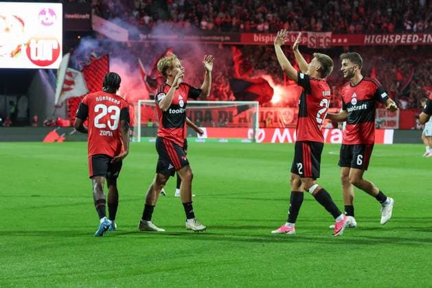 Torjubel (1FC Nuernberg) bei Tim Janisch 32 (1FC Nuernberg), Finn Becker 25 (1FC Nuernberg), Adam Markhiyev 6 (1FC Nuernberg) und Mohamed Ali Zoma 23 (1FC Nuernberg) nach dem, 2:0, 1. FC Nuernberg vs. DSC Arminia Bielefeld, Fussball, Maenner, 2. Bundesliga, Saison 2026 2027, Hinrunde, 3. Spieltag, 29.08.2026 DFB regulations prohibit any use of photographs as image sequences and or quasi-video Nuernberg Bayern Deutschland *** Goal celebration by 1. FC Nuremberg: Tim Janisch (32), 1. FC Nuremberg; Finn Becker (25), 1. FC Nuremberg; Adam Markhiyev (6), 1. FC Nuremberg; and Mohamed Ali Zoma (23), 1. FC Nuremberg, after the 2–0 win, 1 FC Nuremberg vs. DSC Arminia Bielefeld, Soccer, Men’s, 2. Bundesliga, 2026–2027 season, First Half of the Season, Matchday 3, August 29, 2026. DFB regulations prohibit any use of photographs as image sequences and or quasi-video. Nuremberg, Bavaria, Germany Copyright: xkolbert-press MartinxAgüerax