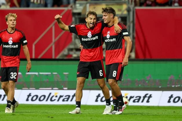 Adam Markhiyev 6 (1FC Nuernberg) jubelt nach seinem Tor zum 3:0, Freude, Emotion, mit Tim Janisch 32 (1FC Nuernberg) und Javier Fernandez 8 (1FC Nuernberg), 1. FC Nuernberg vs. DSC Arminia Bielefeld, Fussball, Maenner, 2. Bundesliga, Saison 2026 2027, Hinrunde, 3. Spieltag, 29.08.2026 DFB regulations prohibit any use of photographs as image sequences and or quasi-video Nuernberg Bayern Deutschland *** Adam Markhiyev 6 (1. FC Nuremberg) celebrates after scoring the goal that made it 3–0—joy and emotion—with Tim Janisch 32 (1. FC Nuremberg) and Javier Fernandez 8 (1. FC Nuremberg), 1 FC Nuremberg vs. DSC Arminia Bielefeld, soccer, men’s, 2. Bundesliga, 2026–2027 season, First Half of the Season, Matchday 3, August 29, 2026. DFB regulations prohibit any use of photographs as image sequences and or quasi-video. Nuremberg, Bavaria, Germany Copyright: xkolbert-press MartinxAgüerax