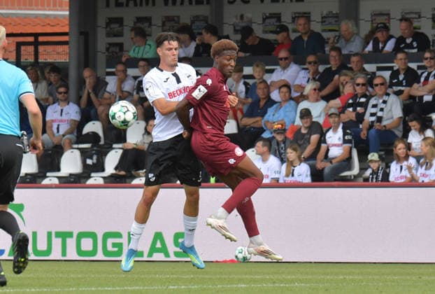 29.08.2026, GER, Fussball, 3.Liga, Saison 2026 2027, 03. Spieltag, Sportclub-Arena, Verl SC Verl - Fortuna Köln 3 : 2 Felix Vogler (SC Verl, links) gegen Romeo Aigbekaen (Fortuna Köln), Aktion, Duell, Zweikampf