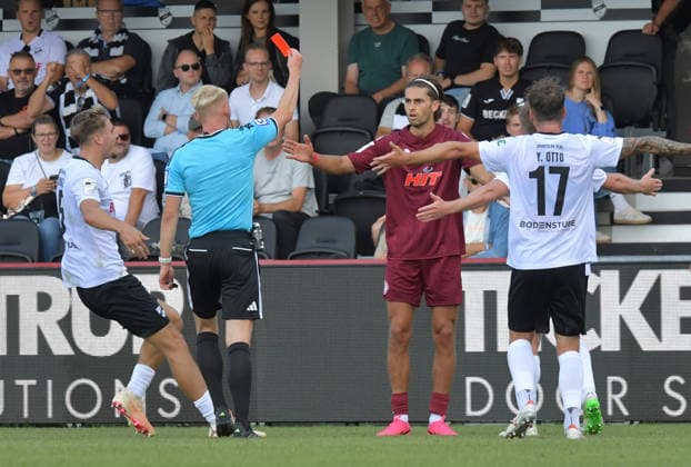 29.08.2026, GER, Fussball, 3.Liga, Saison 2026 2027, 03. Spieltag, Sportclub-Arena, Verl SC Verl - Fortuna Köln 1 : 2 Luca Jacob Klemen Majetic (Fortuna Köln) sieht von Schiedsrichter Luca Sambill die Rote Karte, Aktion, Einzelbild, Quer, Mimik, Gestik, Rote Karte, Platzverweis, Feldverweis