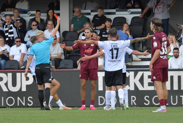 29.08.2026, GER, Fussball, 3.Liga, Saison 2026 2027, 03. Spieltag, Sportclub-Arena, Verl SC Verl - Fortuna Köln 1 : 2 Luca Jacob Klemen Majetic (Fortuna Köln) sieht von Schiedsrichter Luca Sambill die Rote Karte, Aktion, Einzelbild, Quer, Mimik, Gestik, Rote Karte, Platzverweis, Feldverweis