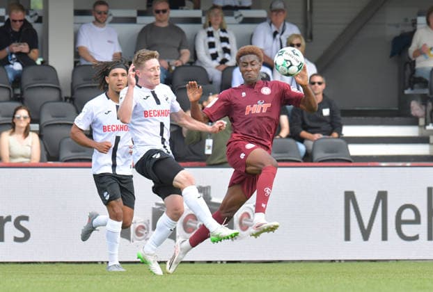 29.08.2026, GER, Fussball, 3.Liga, Saison 2026 2027, 03. Spieltag, Sportclub-Arena, Verl SC Verl - Fortuna Köln 3 : 2 Dennis Waidner (SC Verl, links) gegen Romeo Aigbekaen (Fortuna Köln), Aktion, Duell, Zweikampf
