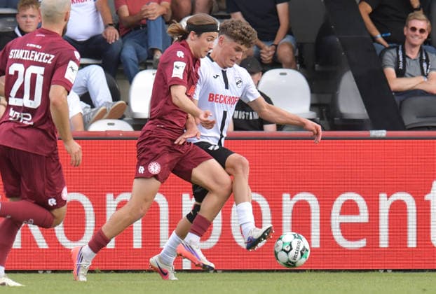 29.08.2026, GER, Fussball, 3.Liga, Saison 2026 2027, 03. Spieltag, Sportclub-Arena, Verl SC Verl - Fortuna Köln 3 : 2 Janne Berner (SC Verl, rechts) gegen Bennit Bröger (Fortuna Köln), Aktion, Duell, Zweikampf