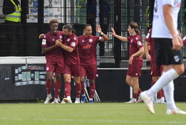 29.08.2026, GER, Fussball, 3.Liga, Saison 2026 2027, 03. Spieltag, Sportclub-Arena, Verl SC Verl - Fortuna Köln 1 : 2 Tor-Jubel Fortuna Köln um den Torschützen Romeo Aigbekaen (Fortuna Köln, links), Aktion, Einzelbild, Quer, Mimik, Gestik, Jubel, jubeln, Freude, freuen