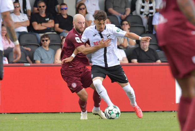 29.08.2026, GER, Fussball, 3.Liga, Saison 2026 2027, 03. Spieltag, Sportclub-Arena, Verl SC Verl - Fortuna Köln 1 : 2 Bilal Yalcinkaya (SC Verl, rechts) gegen Adrian Stanlewicz (Fortuna Köln), Aktion, Duell, Zweikampf