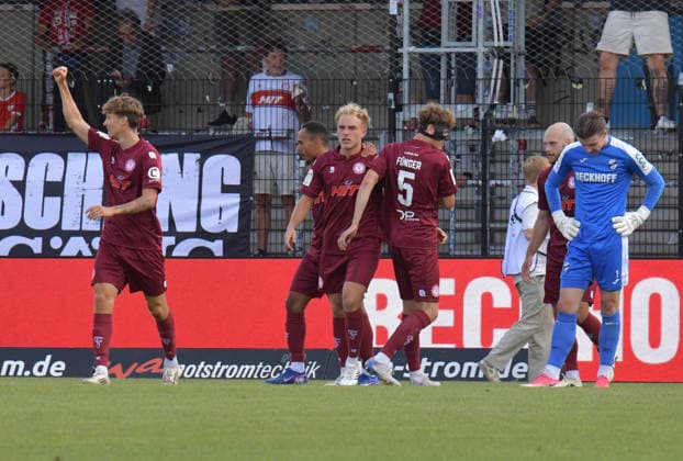29.08.2026, GER, Fussball, 3.Liga, Saison 2026 2027, 03. Spieltag, Sportclub-Arena, Verl SC Verl - Fortuna Köln 1 : 2 Tor-Jubel Fortuna Köln um den Torschützen Timo Bornemann (Fortuna Köln, Mitte), Aktion, Einzelbild, Quer, Mimik, Gestik, Jubel, jubeln, Freude, freuen