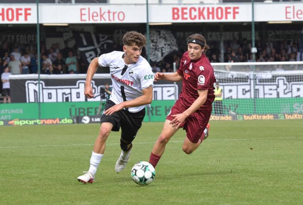 29.08.2026, GER, Fussball, 3.Liga, Saison 2026 2027, 03. Spieltag, Sportclub-Arena, Verl SC Verl - Fortuna Köln 1 : 2 Janne Berner (SC Verl, rechts) gegen Bennit Bröger (Fortuna Köln), Aktion, Duell, Zweikampf