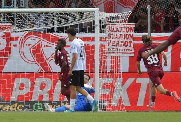 29.08.2026, GER, Fussball, 3.Liga, Saison 2026 2027, 03. Spieltag, Sportclub-Arena, Verl SC Verl - Fortuna Köln 1 : 2 Tor-Jubel Fortuna Köln um den Torschützen Romeo Aigbekaen (Fortuna Köln, links), Aktion, Einzelbild, Quer, Mimik, Gestik, Jubel, jubeln, Freude, freuen