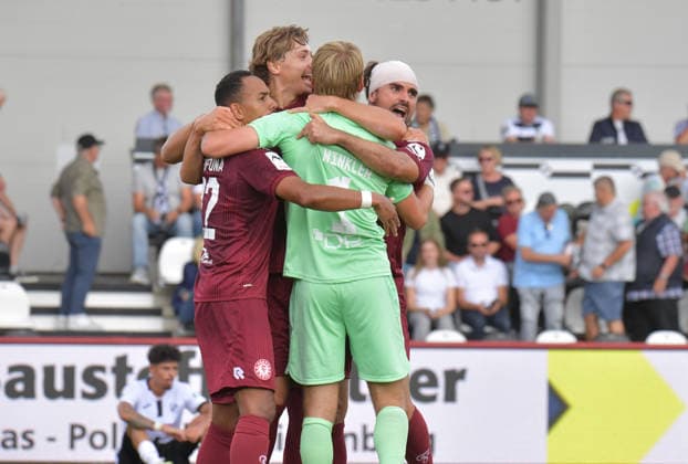 29.08.2026, GER, Fussball, 3.Liga, Saison 2026 2027, 03. Spieltag, Sportclub-Arena, Verl SC Verl - Fortuna Köln 1 : 2 Schluß-Jubel Fortuna Köln, Aktion, Einzelbild, Quer, Mimik, Gestik, Jubel, jubeln, Freude, freuen