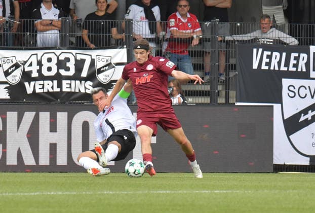 29.08.2026, GER, Fussball, 3.Liga, Saison 2026 2027, 03. Spieltag, Sportclub-Arena, Verl SC Verl - Fortuna Köln 1 : 2 Niko Kijewski (SC Verl, links) gegen Bennit Bröger (Fortuna Köln), Aktion, Duell, Zweikampf