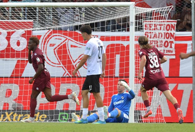 29.08.2026, GER, Fussball, 3.Liga, Saison 2026 2027, 03. Spieltag, Sportclub-Arena, Verl SC Verl - Fortuna Köln 1 : 2 Tor-Jubel Fortuna Köln um den Torschützen Romeo Aigbekaen (Fortuna Köln, links), Aktion, Einzelbild, Quer, Mimik, Gestik, Jubel, jubeln, Freude, freuen