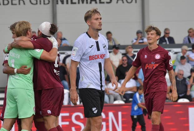 29.08.2026, GER, Fussball, 3.Liga, Saison 2026 2027, 03. Spieltag, Sportclub-Arena, Verl SC Verl - Fortuna Köln 1 : 2 Während die siegreichen Kölner nach Schlusspfiff freuen, ist Nick Seidel (SC Verl) enttäuscht, Aktion, Einzelbild, Quer, Mimik, Gestik, Enttäuscht, Enttäuschung