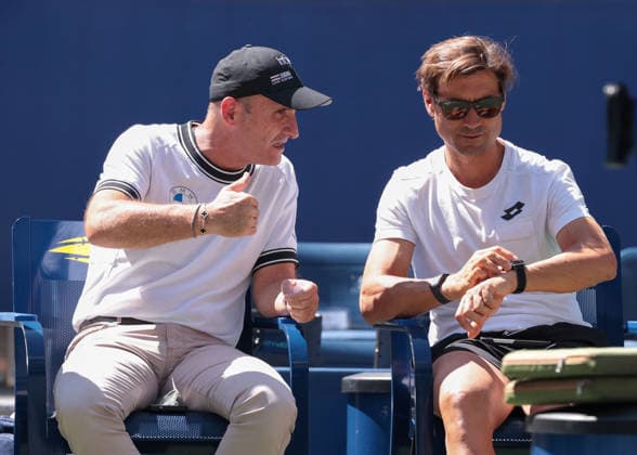 Carlos Alcaraz, Manager Albert Molina im Gesprach mit David Ferrer am Spielfeldrand beim Training, Practice, US Open Championships, Billie Jean King National Tennis Center, Flushing Meadows, New York, USA . Copyright: xJuergenxHasenkopfx