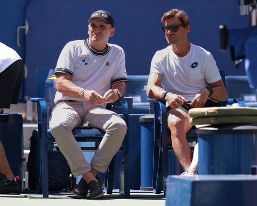 Carlos Alcaraz, Manager Albert Molina im Gesprach mit David Ferrer am Spielfeldrand beim Training, Practice, US Open Championships, Billie Jean King National Tennis Center, Flushing Meadows, New York, USA . Copyright: xJuergenxHasenkopfx