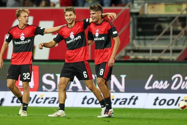Tim Janisch 32 (1FC Nuernberg), Adam Markhiyev 6 (1FC Nuernberg) und Javier Fernandez 8 (1FC Nuernberg) jubeln nach dem 3:0, Freude, Emotion, 1. FC Nuernberg vs. DSC Arminia Bielefeld, Fussball, Maenner, 2. Bundesliga, Saison 2026 2027, Hinrunde, 3. Spieltag, 29.08.2026 DFB regulations prohibit any use of photographs as image sequences and or quasi-video Nuernberg Bayern Deutschland *** Tim Janisch (32), 1. FC Nuremberg; Adam Markhiyev (6), 1. FC Nuremberg; and Javier Fernandez (8), 1. FC Nuremberg, celebrate after the 3-0 victory—joy, emotion, 1 FC Nuremberg vs. DSC Arminia Bielefeld, soccer, men’s, 2. Bundesliga, 2026–2027 season, First Half of the Season, Matchday 3, August 29, 2026. DFB regulations prohibit any use of photographs as image sequences and or quasi-video. Nuremberg, Bavaria, Germany Copyright: xkolbert-press MartinxAgüerax