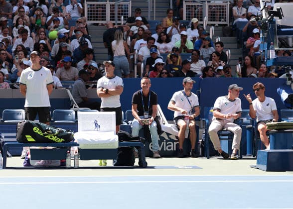 Carlos Alcaraz Team am Spielfeldrand beim Training, Practice, US Open Championships, Billie Jean King National Tennis Center, Flushing Meadows, New York, USA . Copyright: xJuergenxHasenkopfx