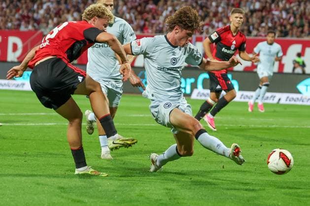 Piet Scobel 19 (1 FC Nuernberg) in Aktion gegen einen Bielefelder Spieler, 1. FC Nuernberg vs. DSC Arminia Bielefeld, Fussball, Maenner, 2. Bundesliga, Saison 2026 2027, Hinrunde, 3. Spieltag, 29.08.2026 DFB regulations prohibit any use of photographs as image sequences and or quasi-video Nuernberg Bayern Deutschland *** Piet Scobel 19 1 FC Nuremberg in action against a Bielefeld player, 1 FC Nuremberg vs. DSC Arminia Bielefeld, soccer, men, 2. Bundesliga, 2026–2027 season, First Half of the Season, Matchday 3, August 29, 2026. DFB regulations prohibit any use of photographs as image sequences and or quasi-video. Nuremberg, Bavaria, Germany Copyright: xkolbert-press MartinxAgüerax