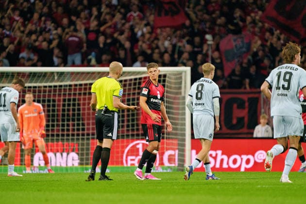 Finn Becker (1. FC Nuernberg, 22) im Gespraech mit Schiedsrichter Partick Schwengers, GER, 1. FC Nuernberg vs. Arminia Bielefeld, Fussball, 2. Bundesliga, 3. Spieltag, Saison 2026 2027, 29.08.2026, DFL REGULATIONS PROHIBIT ANY USE OF PHOTOGRAPHS AS IMAGE SEQUENCES AND OR QUASI-VIDEO, GER, 1. FC Nuernberg vs. Arminia Bielefeld, Fussball, 2. Bundesliga, 3. Spieltag, Saison 2026 2027, 29.08.2026 Nuernberg *** Finn Becker of 1. FC Nuremberg, age 22, talking with referee Patrick Schwengers, GER, 1. FC Nuremberg vs. Arminia Bielefeld, soccer, 2. Bundesliga, Matchday 3, 2026–2027 season, August 29, 2026, DFL regulations prohibit any use of photographs as image sequences and or quasi-video, GER, 1 FC Nuremberg vs. Arminia Bielefeld, soccer, 2. Bundesliga, Matchday 3, 2026–2027 season, August 29, 2026, Nuremberg Copyright: xEibner-Pressefoto MaxxVogelx EP_MVL