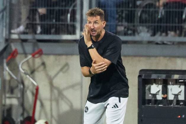 Chef-Trainer Miroslave Klose (1. FC Nuernberg) gibt Anweisungen an die Mannschaft, 1. FC Nuernberg vs. DSC Arminia Bielefeld, Fussball, Maenner, 2. Bundesliga, Saison 2026 2027, Hinrunde, 3. Spieltag, 29.08.2026 DFB regulations prohibit any use of photographs as image sequences and or quasi-video Nuernberg Bayern Deutschland *** Head Coach Miroslave Klose of 1. FC Nuremberg gives instructions to the team, 1. FC Nuremberg vs. DSC Arminia Bielefeld, Soccer, Men, 2. Bundesliga, 2026–2027 Season, First Half of the Season, Matchday 3, August 29, 2026. DFB regulations prohibit any use of photographs as image sequences and or quasi-video. Nuremberg, Bavaria, Germany Copyright: xkolbert-press MartinxAgüerax