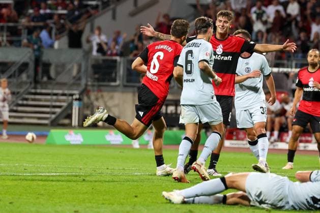 Adam Markhiyev 6 (1FC Nuernberg) jubelt nach seinem zweiten Treffer am Abend zum 4:0, mit Javier Fernandez 8 (1FC Nuernberg), die Arminia am Boden mit Maximilian Grosser 19 (DSC Arminia Bielefeld) und Marvin Mehlem 6 (DSC Arminia Bielefeld), 1. FC Nuernberg vs. DSC Arminia Bielefeld, Fussball, Maenner, 2. Bundesliga, Saison 2026 2027, Hinrunde, 3. Spieltag, 29.08.2026 DFB regulations prohibit any use of photographs as image sequences and or quasi-video Nuernberg Bayern Deutschland *** Adam Markhiyev (6, 1. FC Nuremberg) celebrates after scoring his second goal of the night to make it 4–0, alongside Javier Fernandez (8, 1. FC Nuremberg), while Arminia is down, with Maximilian Grosser 19 of DSC Arminia Bielefeld and Marvin Mehlem 6 of DSC Arminia Bielefeld, 1 FC Nuremberg vs. DSC Arminia Bielefeld, Soccer, Men’s, 2. Bundesliga, 2026–2027 Season, First Half of the Season, Matchday 3, August 29, 2026. DFB regulations prohibit any use of photographs as image sequences and or quasi-video. Nuremberg, Bavaria, Germany Copyright: xkolbert-press MartinxAgüerax