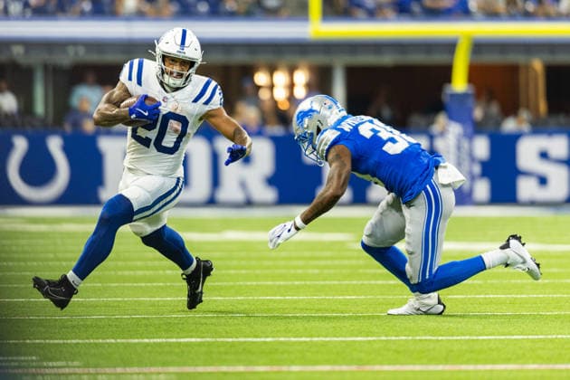 Aug 29, 2026; Indianapolis, Indiana, USA; Indianapolis Colts running back Seth McGowan (20) runs with the ball as Detroit Lions defensive back Nick Whiteside (38) pursues during NFL, American Football Herren, USA preseason game action at Lucas Oil Stadium. Mandatory Credit: -Cal Media Indianapolis USA - ZUMAc04_ 20260829_zma_c04_004 Copyright: xJohnxMersitsx
