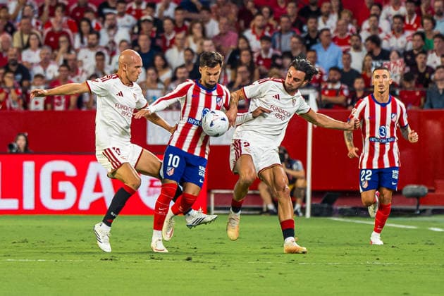 RECORD DATE NOT STATED ESP: LaLiga EA Sports Sevilla FC v Atletico de Madrid Alex Baena of Atletico de Madrid battles for possession with Jon Guridi of Sevilla and Juan Antonio Iglesias of Sevilla during LaLiga EA Sports, between Sevilla FC v Atletico de Madrid played at Ramon Sanchez-Pizjuan Stadium in Sevilla on August 29, 2026 in Spain Spain Futbol Copyright: xAgenciaxLOFx