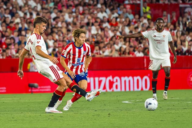 RECORD DATE NOT STATED ESP: LaLiga EA Sports Sevilla FC v Atletico de Madrid Kang In Lee of Atletico de Madrid applies pressure on Kike Salas of Sevilla during build-up play breaks away from during LaLiga EA Sports, between Sevilla FC v Atletico de Madrid played at Ramon Sanchez-Pizjuan Stadium in Sevilla on August 29, 2026 in Spain Spain Futbol Copyright: xAgenciaxLOFx