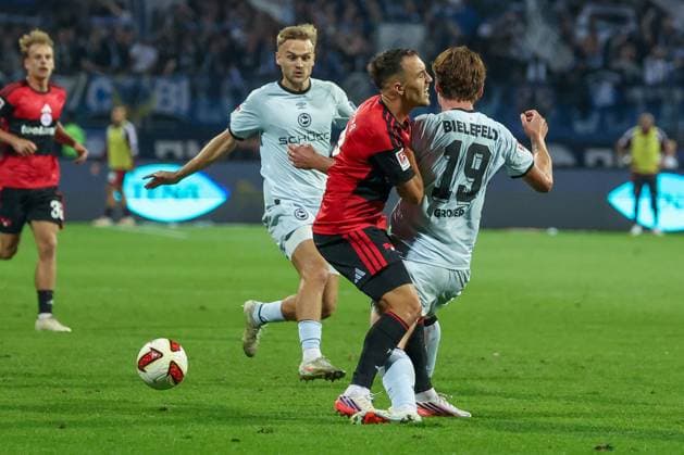 Maximilian Grosser 19 (DSC Arminia Bielefeld) robust gegen Julian Justvan 10 (1FC Nuernberg) in Aktion, 1. FC Nuernberg vs. DSC Arminia Bielefeld, Fussball, Maenner, 2. Bundesliga, Saison 2026 2027, Hinrunde, 3. Spieltag, 29.08.2026 DFB regulations prohibit any use of photographs as image sequences and or quasi-video Nuernberg Bayern Deutschland *** Maximilian Grosser 19 (DSC Arminia Bielefeld) in a physical duel with Julian Justvan 10 (1. FC Nuremberg) in action, 1. FC Nuremberg vs. DSC Arminia Bielefeld, soccer, men s, 2. Bundesliga, 2026–2027 season, First Half of the Season, Matchday 3, August 29, 2026. DFB regulations prohibit any use of photographs as image sequences and or quasi-video. Nuremberg, Bavaria, Germany Copyright: xkolbert-press MartinxAgüerax