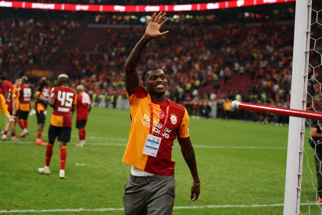 August 30, 2026, Sariyer, Istanbul, Turkey: Rafael Leao (C), a new signing for Galatasaray, greets fans after the Turkish Super League 2026 27 match between Galatasaray and Goztepe at the Ali Sami Yen Sports Complex RAMS Park Stadium in Istanbul, Turkey, on August 29, 2026. Turkish Super League 2026 27 - Galatasaray Vs Goztepe  - ZUMAu194 20260830_zip_u194_009 Copyright: xTolgaxUluturkx