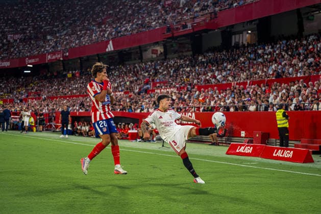 RECORD DATE NOT STATED ESP: LaLiga EA Sports Sevilla FC v Atletico de Madrid Giuliano Simeone of Atletico de Madrid and Julio Diaz of Sevilla during LaLiga EA Sports, between Sevilla FC v Atletico de Madrid played at Ramon Sanchez-Pizjuan Stadium in Sevilla on August 29, 2026 in Spain Spain Futbol Copyright: xAgenciaxLOFx