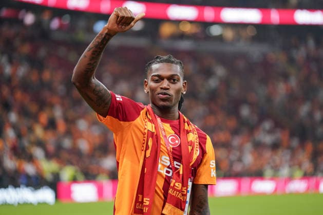 Galatasaray v Goztepe - Turkish Super Lig ISTANBUL, TURKIYE - AUGUST 29: Galatasaray s new signing Rafael Leao greets the fans after the Turkish Super Lig week 3 match between Galatasaray and Goztepe at RAMS Park in Istanbul, Turkiye on August 29, 2026. Cemal Yurttas Anadolu Istanbul Turkey. Editorial use only. Please get in touch for any other usage.  Copyright: x2026xAnadoluxCemalxYurttasx