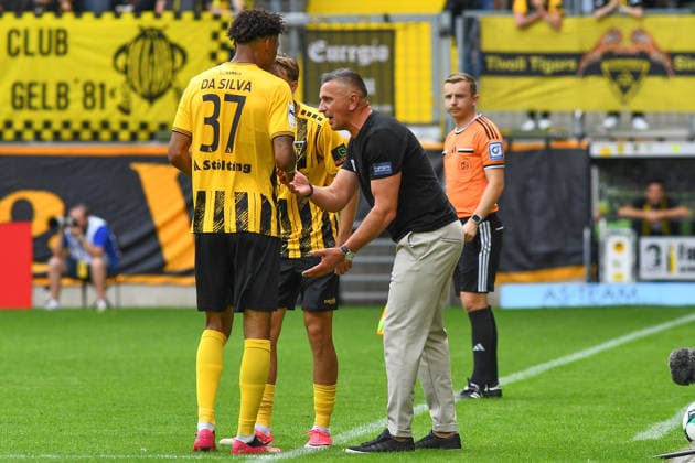 v.li.: Joel da Silva Kiala (Alemannia Aachen, 37), Mersad Selimbegovic (Chef-Trainer Alemannia Aachen) im Gespräch, Aktion, Action, Spielszene, 29.08.2026, Aachen (Deutschland), Fussball, 3. Liga, TSV Alemannia Aachen - SV Meppen, Fussball, 3. Liga, TSV Alemannia Aachen - SV Meppen, DFB DFL REGULATIONS PROHIBIT ANY USE OF PHOTOGRAPHS AS IMAGE SEQUENCES AND OR QUASI-VIDEO.