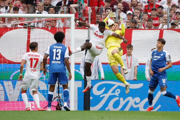 Köln, Deutschland, 1. Fussball Bundesliga Saison 2026 2027 1. Spieltag 1. FC Köln vs. TSG 1899 Hoffenheim 3-2 am 29. 08. 2026 in der Rhein Energie -Stadion in Köln Ragnar ACHE (FC) 3.v. li.- kommt seinen eigenen Torwart Marvin SCHWÄBE (FC) 2.v.re.- in die Quere *** Cologne, Germany, 2026–2027 Bundesliga Season, Matchday 1: 1. FC Köln vs. TSG 1899 Hoffenheim 3–2 on August 29, 2026, at the Rhein Energie Stadium in Cologne. Ragnar ACHE (FC) 3 (from left) gets in the way of his own goalkeeper, Marvin SCHWÄBE (FC 2, on the right) gets in the way