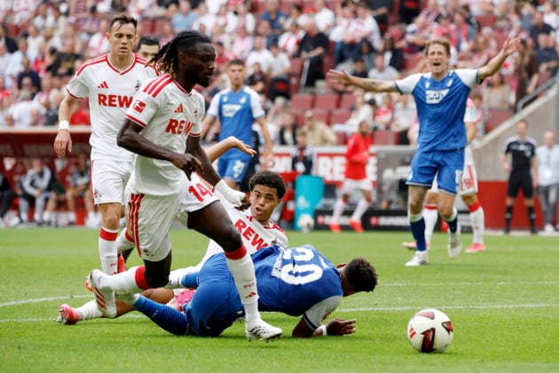 Köln, Deutschland, 1. Fussball Bundesliga Saison 2026 2027 1. Spieltag 1. FC Köln vs. TSG 1899 Hoffenheim 3-2 am 29. 08. 2026 in der Rhein Energie -Stadion in Köln Jahmai SIMPSON-PUSEY (FC) 3,v,li.- hat Bambase CONTE (1899) 2.v.re.- zu Fall gebracht und der schiedsrichter gibt einen Strafstoss für die Hoffenheimer *** Cologne, Germany, 2026–2027 Bundesliga Season, Matchday 1: FC Köln vs. TSG 1899 Hoffenheim, 3–2, on August 29, 2026, at the Rhein Energie Stadium in Cologne. Jahmai SIMPSON PUSEY (FC Köln) scored the third goal,left, brought down Bambase CONTE of 1899 (2 v. right), and the referee awarded a penalty kick to Hoffenheim