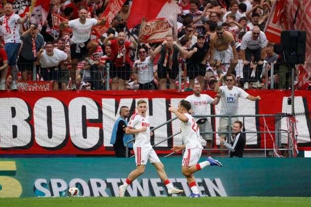 Köln, Deutschland, 1. Fussball Bundesliga Saison 2026 2027 1. Spieltag 1. FC Köln vs. TSG 1899 Hoffenheim 3-2 am 29. 08. 2026 in der Rhein Energie -Stadion in Köln Isak JOHANNESSON (FC) li.- freut sich mit dem zweifachen Torschützen Thijs DALLINGA (FC) re.- über dessen Treffer zum 3-2 *** Cologne, Germany, 2026–2027 Bundesliga Season, Matchday 1: FC Köln vs. TSG 1899 Hoffenheim, 3–2 on August 29, 2026, at the Rhein Energie Stadium in Cologne. Isak JOHANNESSON of FC Köln celebrates with the two-time goal scorer Thijs DALLINGA (FC re) on his goal that made it 3–2
