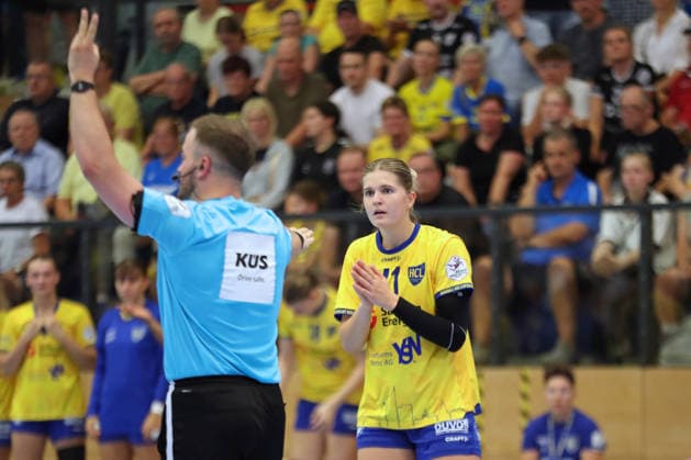 Handball, Alsco HBF1: HC Leipzig - Borussia Dortmund; 29.08.2026 Wiebke Meyer (41, HC Leipzig) erhält eine Zwei-Minuten-Strafe, Zeitstrafe. Alsco Handball Bundesliga Frauen HBF1, Saison 2026 2027, 1. Spieltag: HC Leipzig vs. Borussia Dortmund am 29.08.2026 im Sportcenter Markranstädt. Copyright: xBEAUTIFULxSPORTS JanxKaeferx