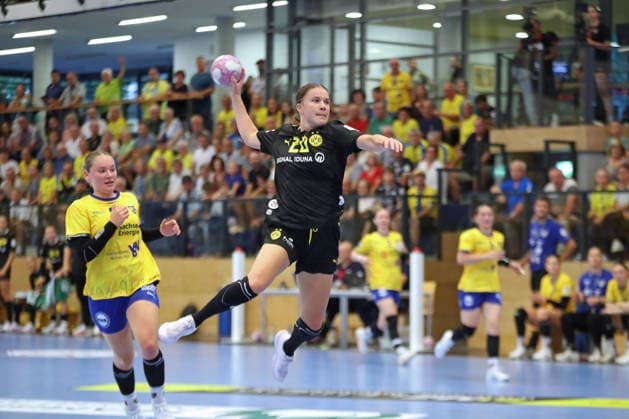 Handball, Alsco HBF1: HC Leipzig - Borussia Dortmund; 29.08.2026 Merel Freriks (20, Borussia Dortmund) ist Lara Tauchmann (28, HC Leipzig) entwischt und wirft aufs Tor. Alsco Handball Bundesliga Frauen HBF1, Saison 2026 2027, 1. Spieltag: HC Leipzig vs. Borussia Dortmund am 29.08.2026 im Sportcenter Markranstädt. Copyright: xBEAUTIFULxSPORTS JanxKaeferx