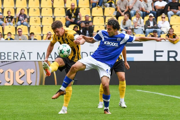v.li.: Danilo Wiebe (Alemannia Aachen, 28), Niclas Nadj (SV Meppen, 40), Zweikampf, Duell, duel, tackle, tackling, Dynamik, Action, Aktion, 29.08.2026, Aachen (Deutschland), Fussball, 3. Liga, TSV Alemannia Aachen - SV Meppen, Fussball, 3. Liga, TSV Alemannia Aachen - SV Meppen, DFB DFL REGULATIONS PROHIBIT ANY USE OF PHOTOGRAPHS AS IMAGE SEQUENCES AND OR QUASI-VIDEO.